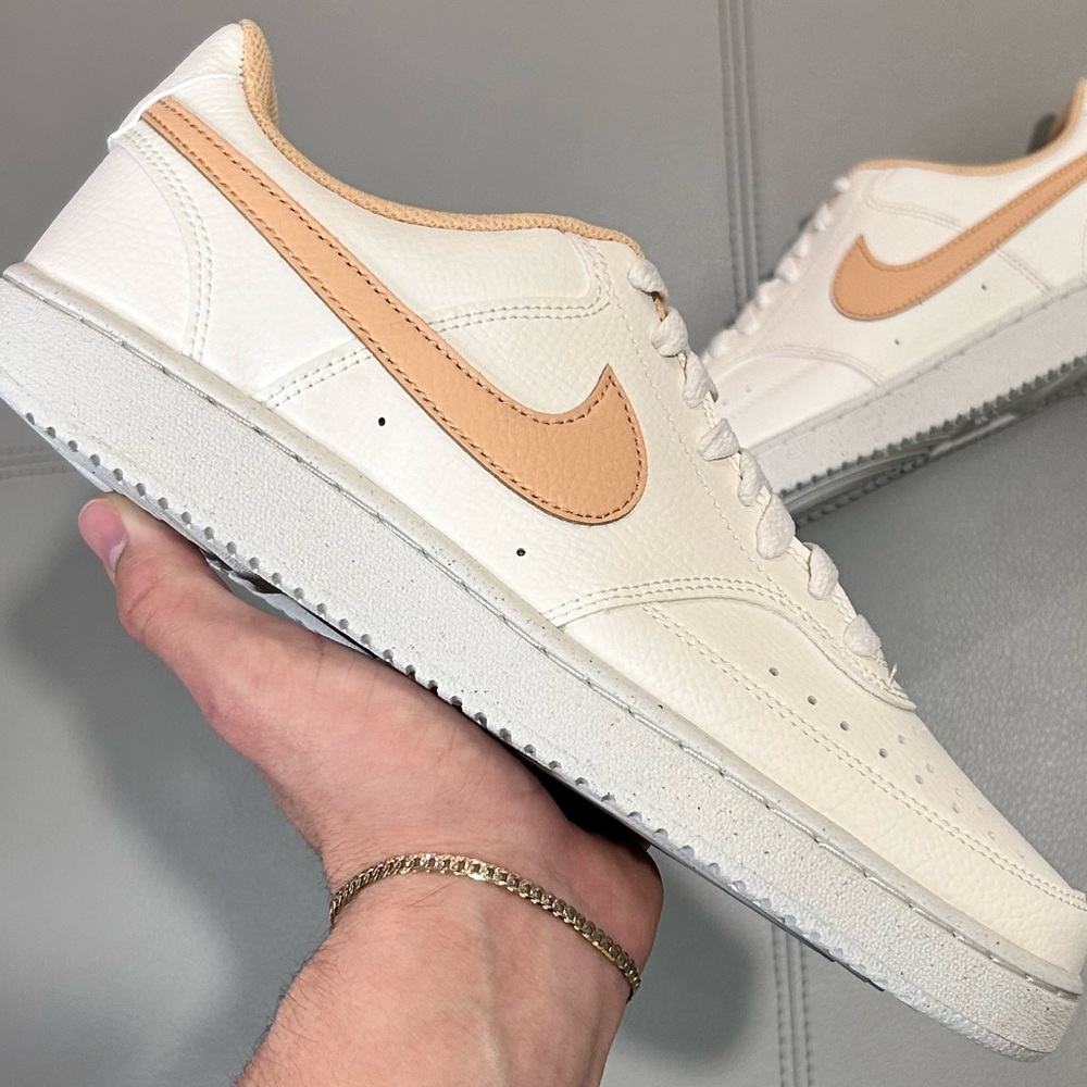 Nike Women’s Sneakers Cream with Peach Swoosh